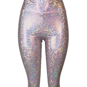 Może przedstawiać: R&oacute;żowe legginsy z holograficznym, tęczowym wzorem. Legginsy są o wysokim stanie i mają dopasowany kr&oacute;j.