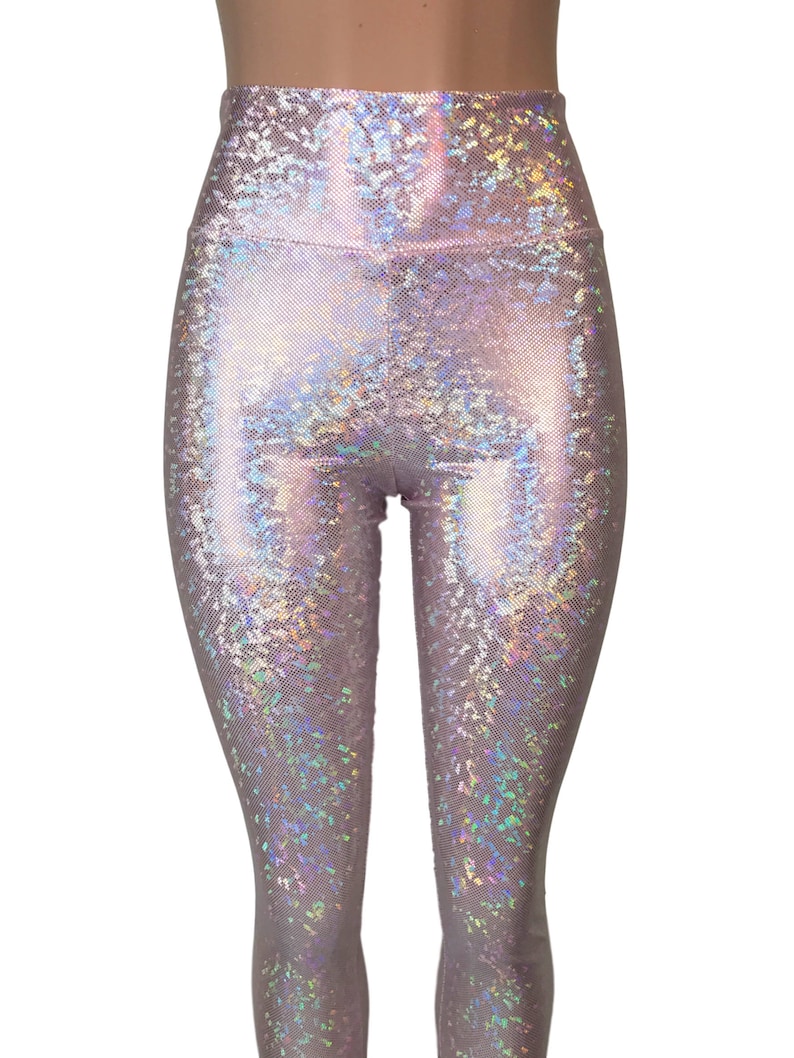 Może przedstawiać: R&oacute;żowe legginsy z holograficznym, tęczowym wzorem. Legginsy są o wysokim stanie i mają dopasowany kr&oacute;j.