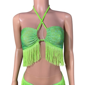 Puede incluir: Un top halter verde lima con ribete de flecos. El top tiene una tira halter cruzada y un frente fruncido.