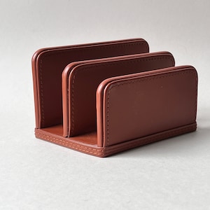 Portacartas vintage clásico de cuero marrón, organizador de escritorio minimalista moderno suizo, regalo único para el Día del Padre.