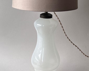 Antieke witte opaline melkglazen tafellamp met koperen hardware, vintage handgeblazen accentlamp