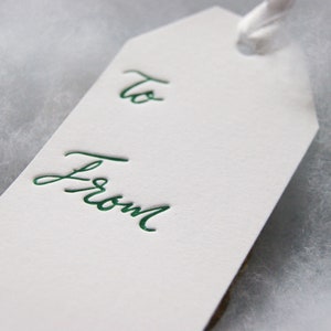 Etiqueta de presente impressa em tipografia verde, etiqueta vermelha para feriados, etiqueta de presente de Natal, etiqueta simples, etiqueta de para, etiqueta de presente em formato de bagagem em verde