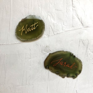 Olive Green Agate Slice Place Cards, Sage Agate Escort Cards, Calligraphy Name Cards for Seating Chart, Wedding Calligraphy Place Cards