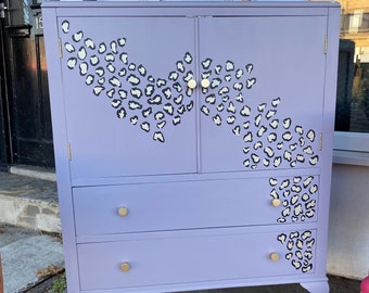 Mueble de bebidas lila con estampado de leopardo