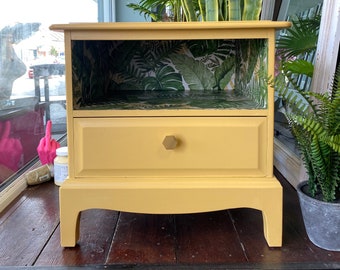 Mesita de noche con ciervo amarillo (vendida) con interior botánico.