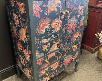 Armario de lino botánico: (Vendido) Pintura mineral Fusion azul Cambridge renovada