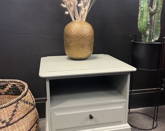 Mesita de noche con diseño de ciervo, pintada en color salvia. ¡Cómoda!