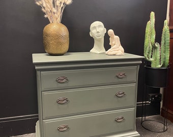 Cómoda victoriana de ciervo (vendida) con pintura mineral Fusion verde caqui