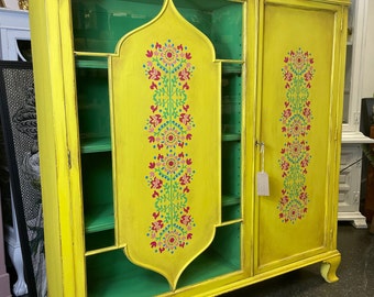 Librería bohemia pintada: (Vendida) Vitrina con esténcil de arte popular, amarillo inglés. Annie Sloan.