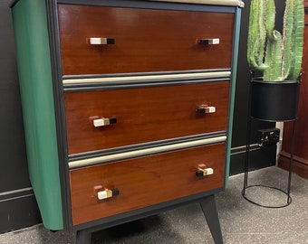 Cómoda Art Déco: (Vendida) Estilo Regencia Hollywood en tonos negro carbón, helecho y crema