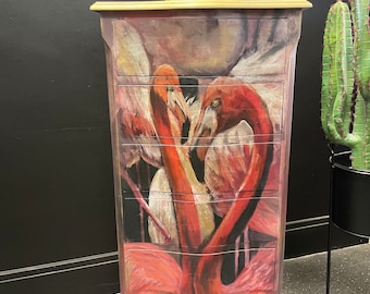 Cómoda Tall Boy (vendida), con frente de lazo y decoupage. Diseño de flamencos en decoupage.