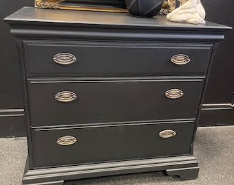 Cómoda estilo victoriano con diseño de ciervo (vendida) Acabado en negro carbón