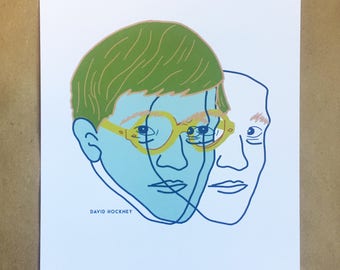 Pode incluir: Um desenho de linha azul e verde de David Hockney usando óculos. O desenho é um retrato estilizado do artista com seu rosto sobreposto a si mesmo. O texto "DAVID HOCKNEY" está abaixo do desenho.