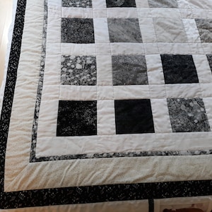 Schwarz-weiße handgefertigte Quilt, Decke nach Maß, Schwarz-Weiß-Quiltdecke, Moderne Quiltdecke, Schwarz-weiß-Silberquilt