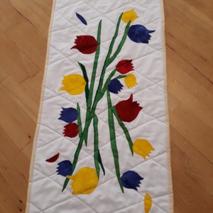Tulip runner , Cotton table runner, Colorful flower runner, White table runner, Quilted modern table runner for spring, Flower table runner