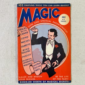 Pode incluir: Uma capa de livro vintage intitulada MAGIC 102 STARTLING TRICKS YOU CAN LEARN QUICKLY. A capa laranja apresenta a ilustração de um mágico de smoking segurando um longo pergaminho listando truques com cartas, moedas, relógios, cigarros e puzzles.