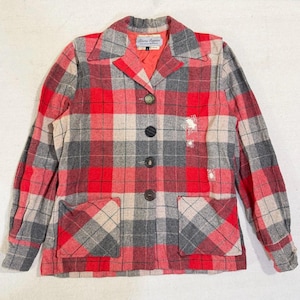 Może przedstawiać: Wzorzysta kurtka w kolorze czerwonym, szarym i beżowym. Kurtka posiada klasyczny kołnierz, trzy guziki i dwie przednie kieszenie. Kurtka ma długie rękawy i czerwoną podszewkę. Etykieta brzmi "Albany Regent".