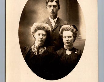 Retrato familiar eduardiano de la década de 1900. Foto postal real. Fotografía formal de estudio.