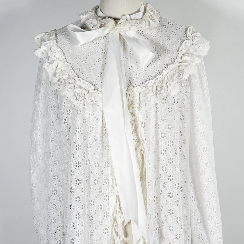 1950s White Eyelet Lace Duster Robe Ruffle Ribbon Small Medium Vintage ...