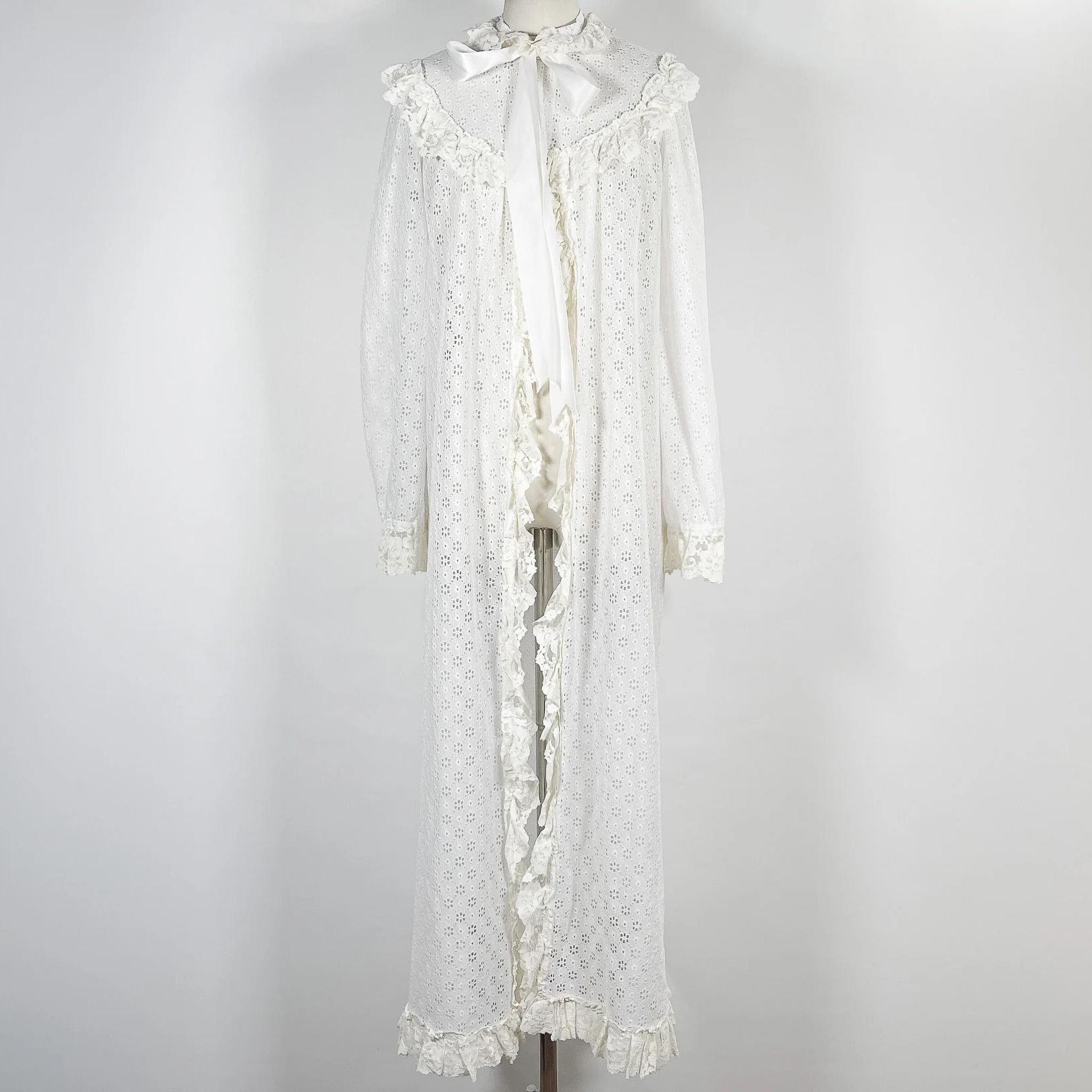 1950s White Eyelet Lace Duster Robe Ruffle Ribbon Small Medium Vintage ...