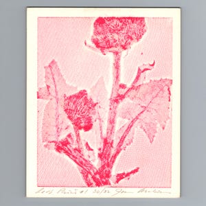 Puede incluir: Una impresión artística rectangular que presenta una ilustración botánica de color rosa brillante de una planta con dos cabezas de flores y hojas texturizadas. La impresión incluye el texto escrito a mano "Leaf Print #1 30/32" y una firma en el borde inferior.