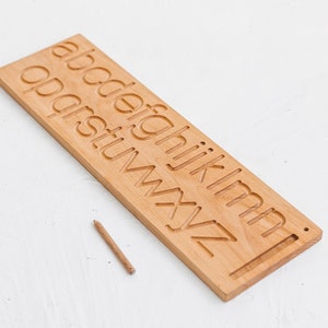 Tablero de caligrafía Montessori personalizado, juguete de madera para trazar letras para niños pequeños, regalo personalizado para el primer cumpleaños, juguete para desarrollar la motricidad fina.