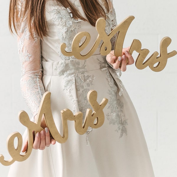 Mme et Mme signe comme décoration de mariage lesbien rustique, cadeau de fiançailles pour couples, lettres en bois d'or, nom de mariage, Mme, M., Mx tous les suffixes