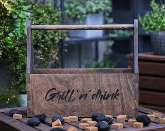 Hölzerner Grill-Werkzeugkasten, personalisiertes Grillgeschenk, Werkzeugkastenträger, rustikale Werkzeugkiste, Werkzeugtasche, Bauernhaus-Werkzeugkasten, Vater-Geburtstagsgeschenk