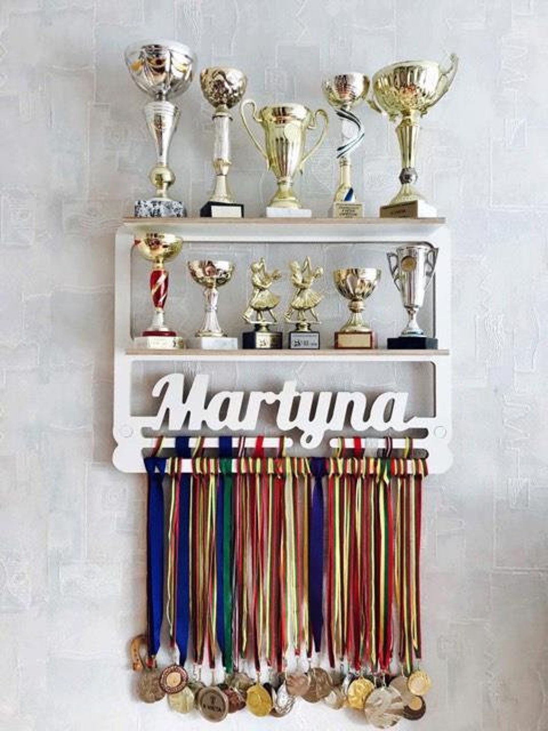 10 ideas de Exhibidor de medallas  decoración de unas, colgadores de  medalla, estante de trofeos