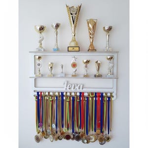 Perchero de madera personalizado para medallas con doble estante, ideal para regalos de running.