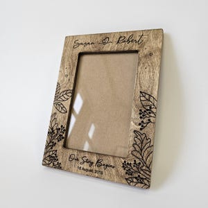 Cadre photo personnalisé 4 x 6, cadre photo de mariage en bois gravé, cadre en bois - cadre photo personnalisé fiançailles ou cadeau de mariage pour les couples