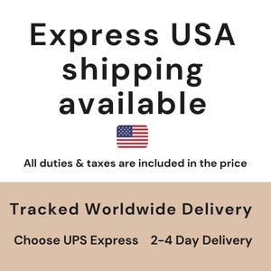 Pode incluir: Um gr&aacute;fico retangular branco com texto preto que diz Express USA shipping available, seguido por um pequeno &iacute;cone da bandeira dos Estados Unidos e o texto All duties & taxes are included in the price, Tracked Worldwide Delivery, Choose UPS Express 2-4 Day Delivery.