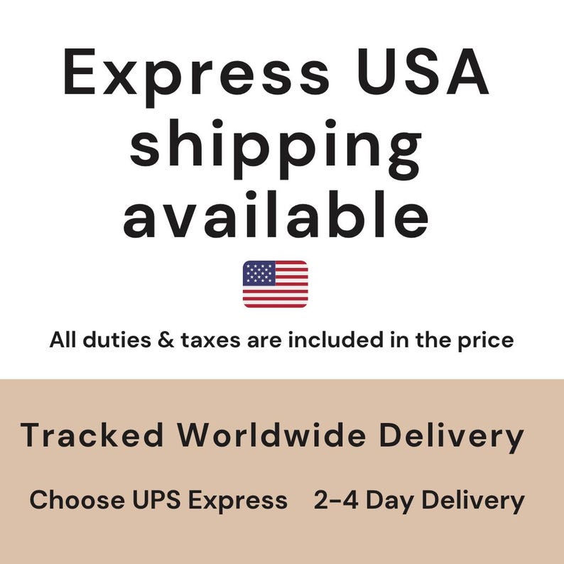 Pode incluir: Um gr&aacute;fico retangular branco com texto preto que diz Express USA shipping available, seguido por um pequeno &iacute;cone da bandeira dos Estados Unidos e o texto All duties & taxes are included in the price, Tracked Worldwide Delivery, Choose UPS Express 2-4 Day Delivery.