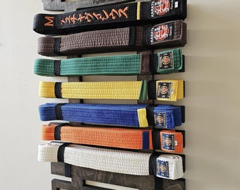Alheka Présentoir à ceintures de karaté, présentoir à ceintures d'arts martiaux à 12 niveaux en bois de pin - Cadeau parfait pour les pratiquants Alheka Présentoir à ceintures de karaté, présentoir à ceintures d'arts martiaux à 12 niveaux en bois de pin - Cadeau parfait pour les pratiquants