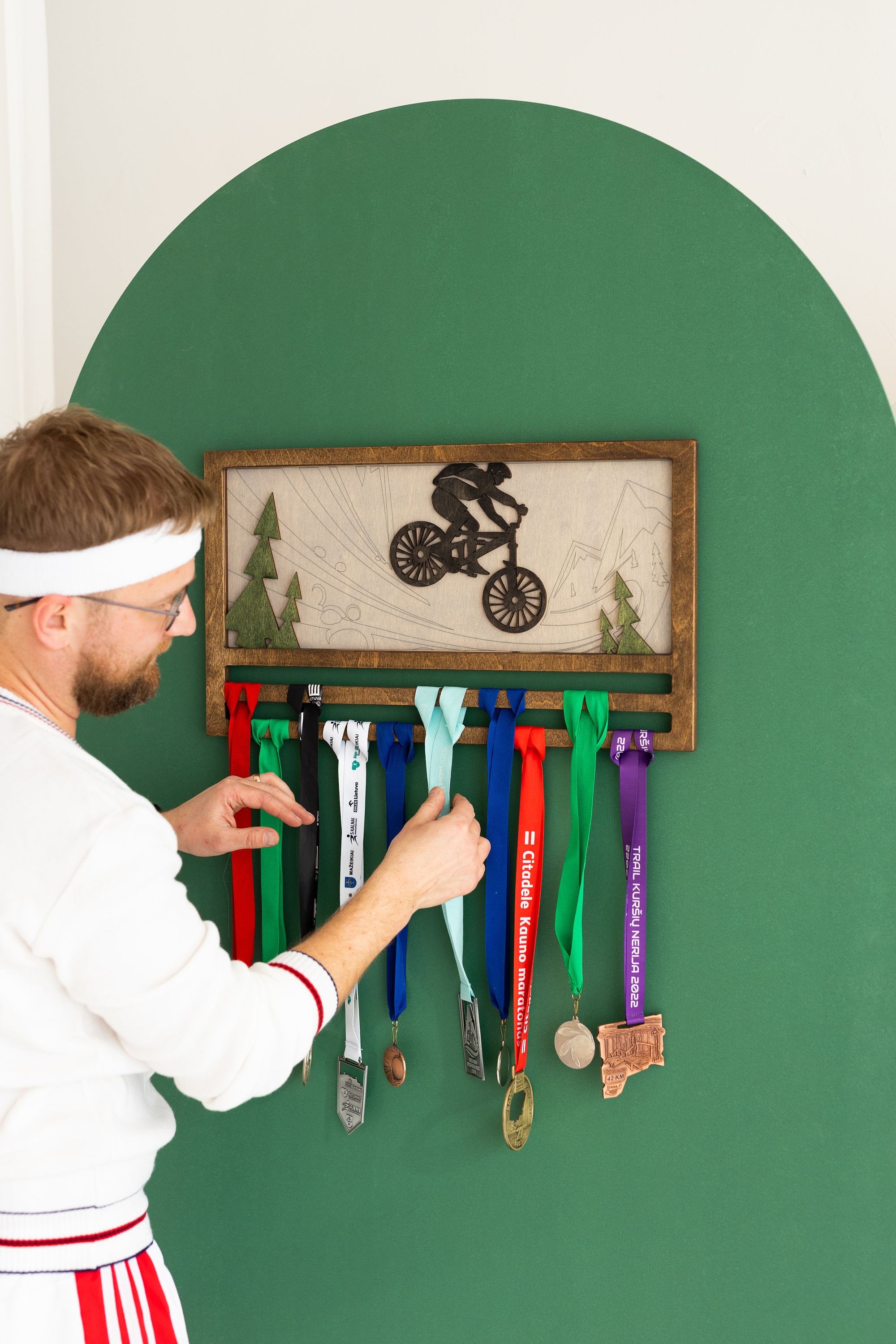 CREATCABIN My Wall Of Fame Zwarte Medaille Houder Medailles Display Stand Muur Mount Hanger Decor Rvs Opknoping Award Houder Voor Thuis Badge Opslag Running Voetbal Gymnastiek Meer Dan 60 Medailles