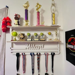 Expositor de medallas personalizado con estante doble, Estante para trofeos, Percha personalizada, Porta medallas con nombre personalizado, Estante de madera para medallas, Expositor de trofeos