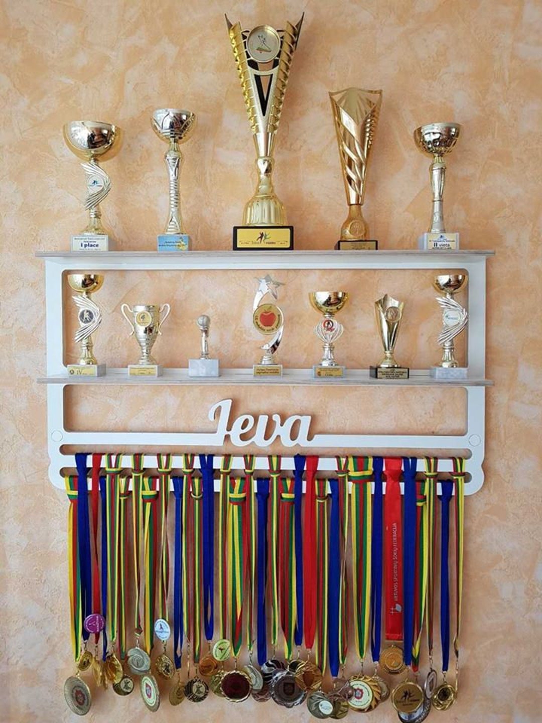 Soporte de medallas con percha de exhibición de marco de imagen con estante  de nombre personalizado figura deportiva, regalo de niños personaizado,  estante de trofeos y estante para medalla -  México