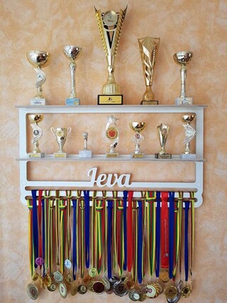 SUPERDANT Porta Medaglie Da Parete Latino Ballo - Espositore In Acciaio Per 40+ Medaglie Con Frase Ispiratrice, Regalo Per Atleti E Ballerini, 40x15 Cm, Viti Incluse