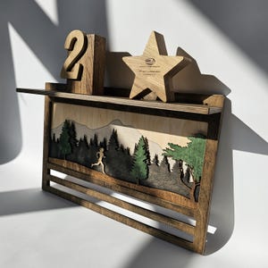 Espositore per medaglie personalizzato con mensola, espositore per medaglie da corsa, gancio per medaglie personalizzato, regalo per lei, regalo di Natale, regali per la corsa