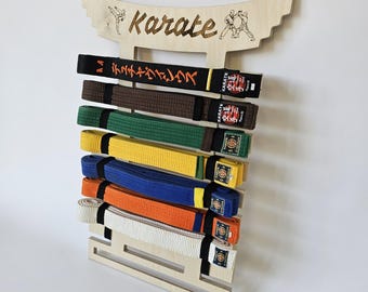 Exhibidor de cinturón de karate, Exhibidor de medallas con nombre personalizado, Perchero para cinturón de taekwondo, Perchero de madera para exhibición de karate, Exhibidor de artes marciales, Perchero personalizado para cinturón