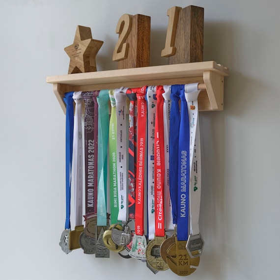 Percha de exhibición de medallas con estante con nombre personalizado y  figura deportiva, porta medallas, regalo de cumpleaños perfecto para niños,  estante de trofeos y estante para medallas -  México