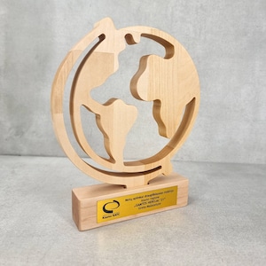 Elegante bolvormige houten trofee - aanpasbare wereldkaartprijs, ideaal voor reizen en onderwijsprestaties, uniek en stijlvol stuk
