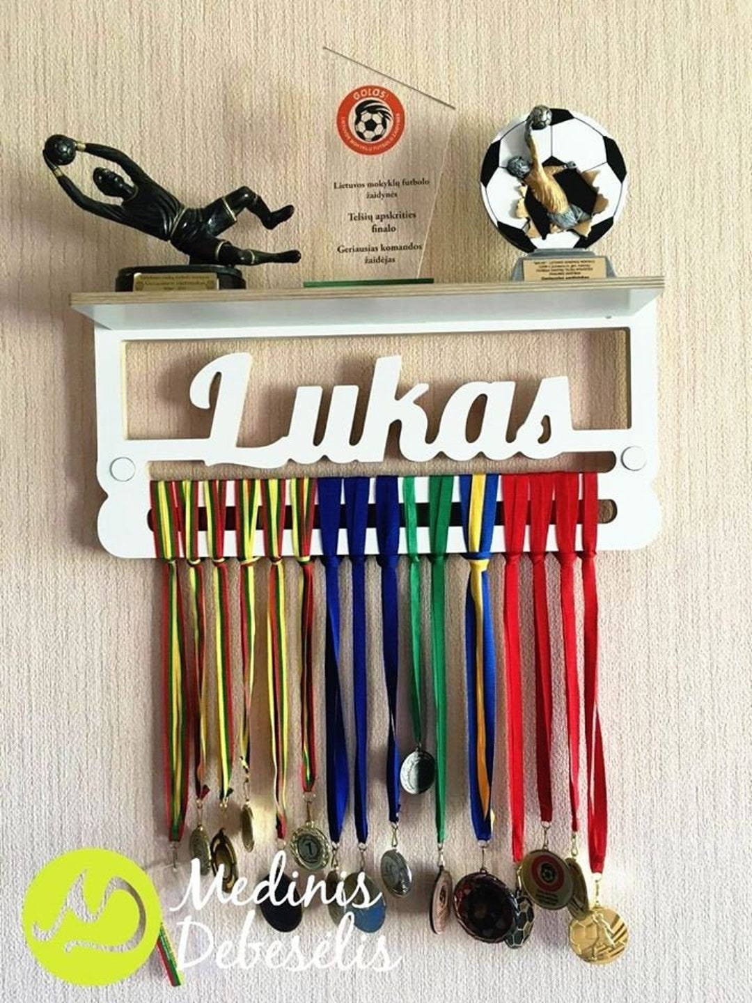 CREATCABIN Porte-Médaille de Football Étagère à Trophées Présentoir à  Médailles avec Support D'Étagère Sports 4 rangées Mural 70+ médailles pour  Femmes Gymnastique Course Pied Natation Rack 40x20cm : : Sports et  Loisirs