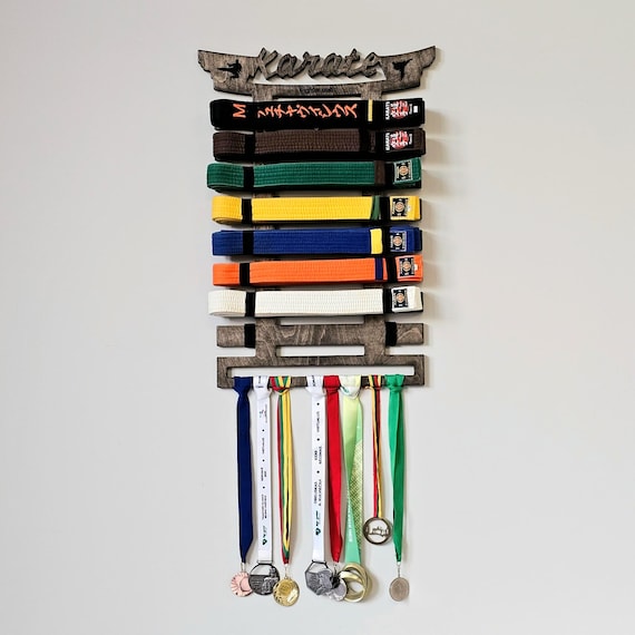 Présentoir à Ceintures De Taekwondo - 12 Places, Dimensions 35x60 Cm, En Feutre De Qualité - Pour Ranger Et Exposer Ceintures Et Médailles - Cadeau Idéal Pour Pratiquants