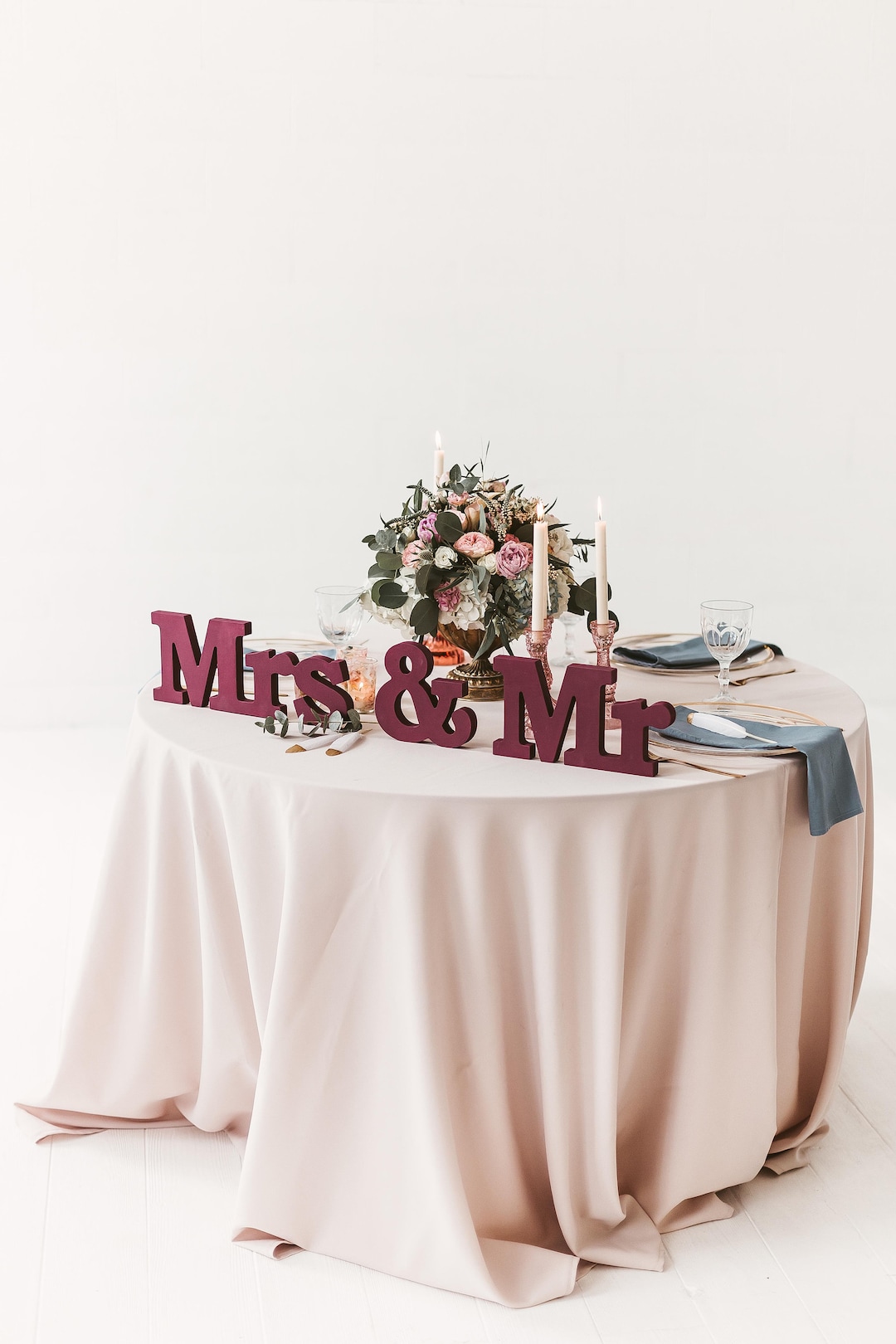 Custom Painted Mr and Mrs Sign, Wedding Table Decor - Etsy
