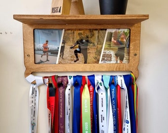 Porte-médailles avec cintre d’affichage de cadre photo avec étagère de nom personnalisé figure de sport, cadeau d’enfants personaisé, étagère de trophée et porte-médaille