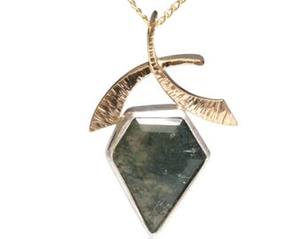 Gold-Filled & Moss Agate Kite Necklace – Japanese Calligraphy–Inspired Setting