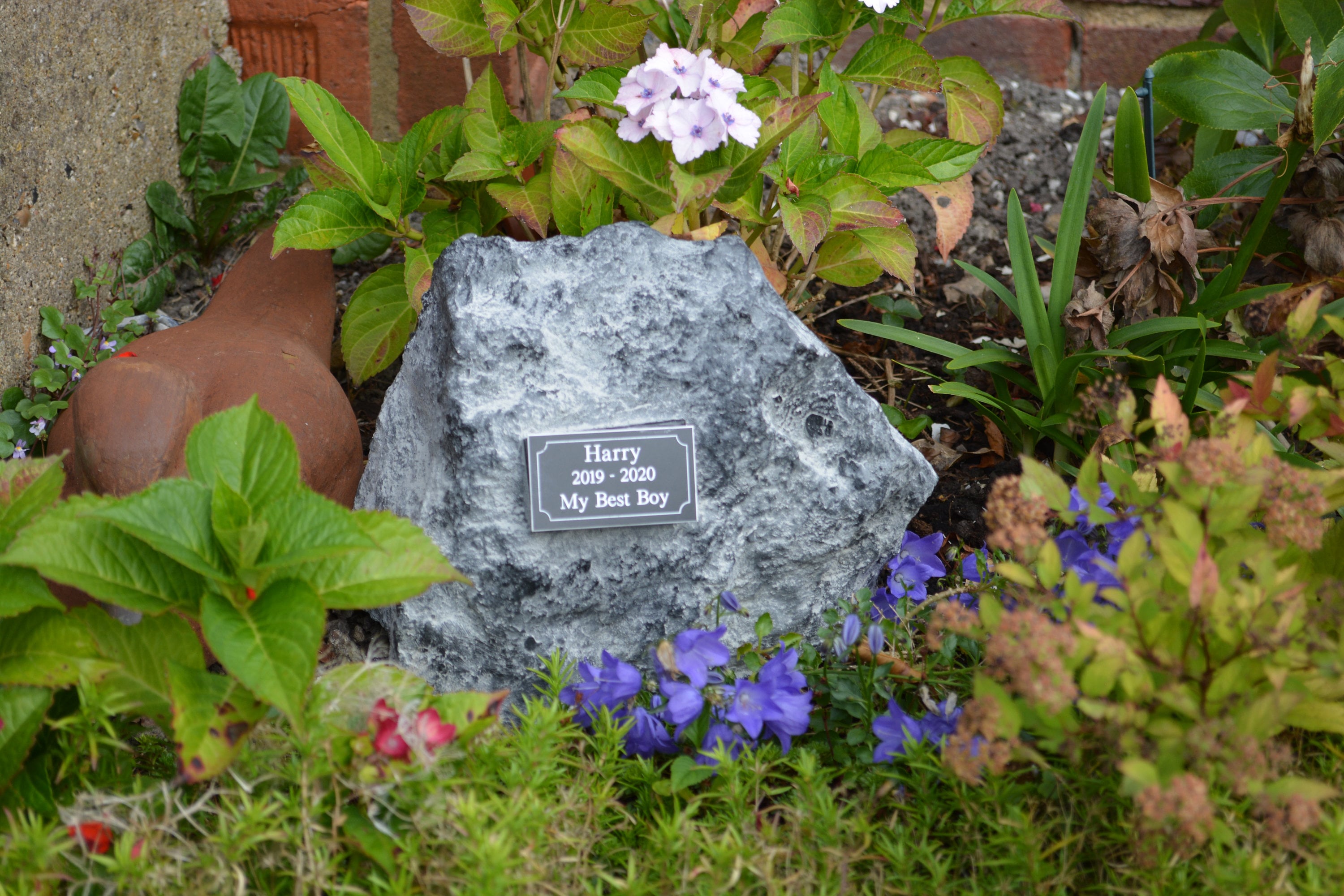 Garden rock pet urns hotsell