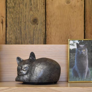 Urna para cenizas de gato hecha a mano para colocar en casa o en el jardín