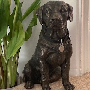 Urne mit Labrador Retriever zur Aufbewahrung der Asche Ihres Haustieres